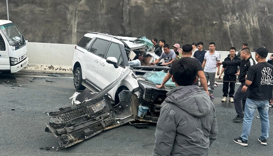 Ảnh TNGT: Tai nạn kinh hoàng khi KIA Carnival đâm đuôi xe hút rác trên cao tốc Hạ Long - Móng Cái