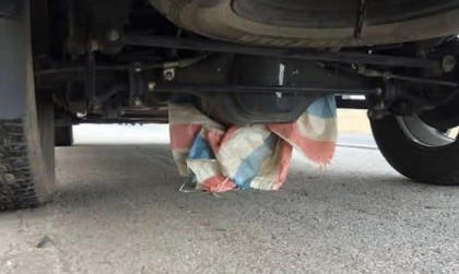 Clip TNGT: Bán tải bị bạt cuốn trục các-đăng khoá cứng bánh xe trên cao tốc