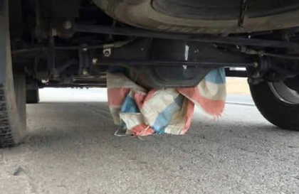 Clip TNGT: Bán tải bị bạt cuốn trục các-đăng khoá cứng bánh xe trên cao tốc