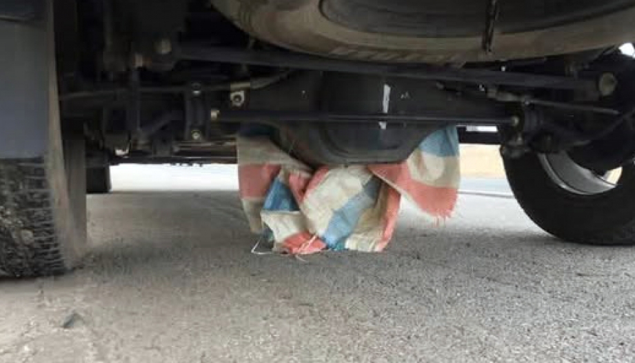 Clip TNGT: Bán tải bị bạt cuốn trục các-đăng khoá cứng bánh xe trên cao tốc