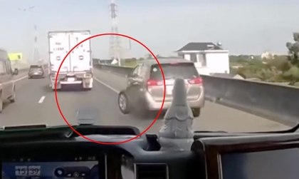Clip TNGT: Toyota Innova văng bánh sau khi đang đi trên cao tốc