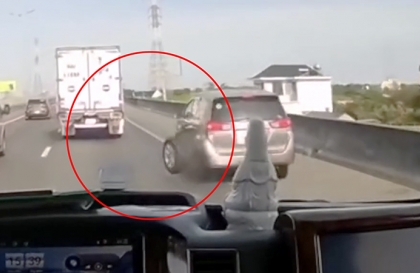 Clip TNGT: Toyota Innova văng bánh sau khi đang đi trên cao tốc