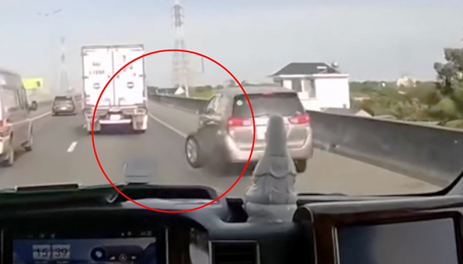 Clip TNGT: Toyota Innova văng bánh sau khi đang đi trên cao tốc