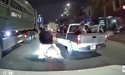 Clip TNGT: Đề nghị Cơ quan chức năng xử lý tài xế xe bán tải này.