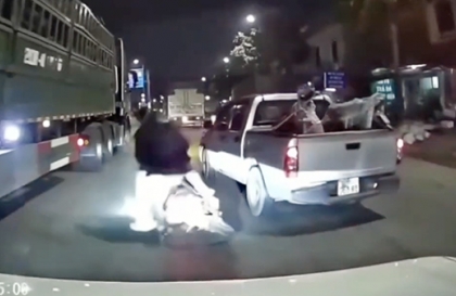 Clip TNGT: Đề nghị Cơ quan chức năng xử lý tài xế xe bán tải này.