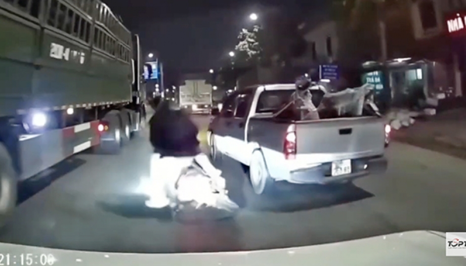 Clip TNGT: Đề nghị Cơ quan chức năng xử lý tài xế xe bán tải này.