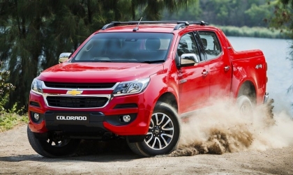 Sao xe Colorado của em bị khựng khi đề ba?