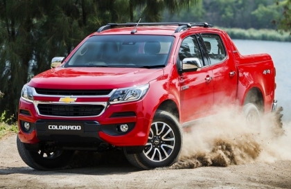 Sao xe Colorado của em bị khựng khi đề ba?