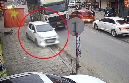 Clip TNGT: Truy tìm tài xế Hyundai Grand i10 bỏ chạy khi leo hẳn lên vỉa hè đâm vào người đi bộ