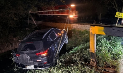 Ảnh TNGT: Lại thêm MG ZS bị tàu hoả đâm trúng khi băng qua đường sắt