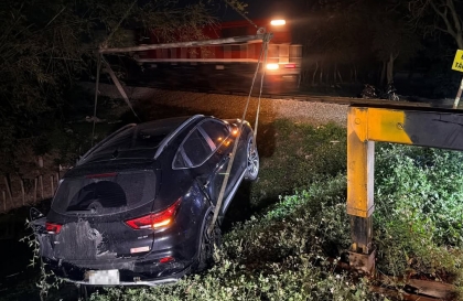 Ảnh TNGT: Lại thêm MG ZS bị tàu hoả đâm trúng khi băng qua đường sắt