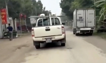 Ý thức giao thông: Chủ xe và tài xế xe biển xanh 