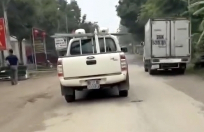 Ý thức giao thông: Chủ xe và tài xế xe biển xanh 