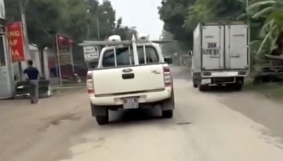 Ý thức giao thông: Chủ xe và tài xế xe biển xanh 