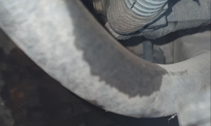 Sao chỗ khoang máy xe Toyota Corolla Altis bị ẩm thể ạ?