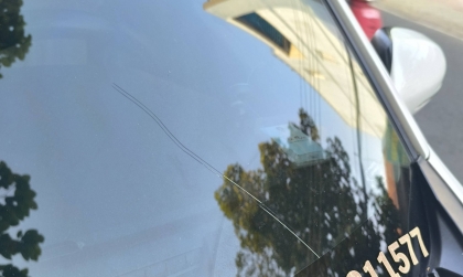 Không hiểu sao xe Ertiga của em bị nứt kính lái thế này?