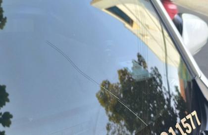 Không hiểu sao xe Ertiga của em bị nứt kính lái thế này?