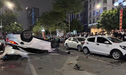 Clip TNGT: Toàn cảnh Lexus RX350 ủn đít xe khác, lao sang làn đường ngược chiều đâm hàng loạt xe khác tại Trung Kính (Hà Nội)