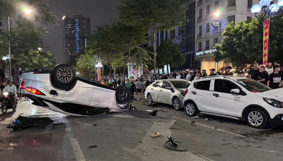 Clip TNGT: Toàn cảnh Lexus RX350 ủn đít xe khác, lao sang làn đường ngược chiều đâm hàng loạt xe khác tại Trung Kính (Hà Nội)