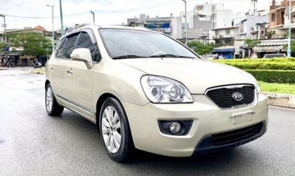 Vì sao xe Kia Carens của em dừng lại là tắt máy luôn?