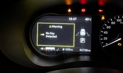 Đồng hồ xe Nissan Almera báo lỗi gì thế các bác nhỉ?