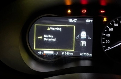Đồng hồ xe Nissan Almera báo lỗi gì thế các bác nhỉ?