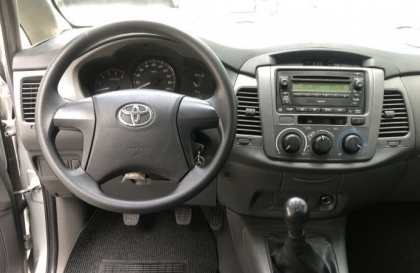Xe Innova bị rung cần số khi nổ máy là do đâu?