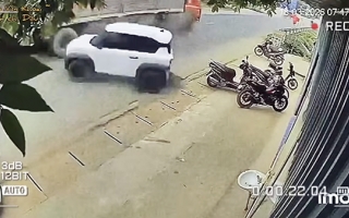 Clip TNGT: Lùi xe bất cẩn, tài xế khiến 