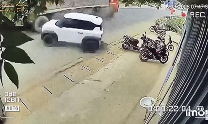 Clip TNGT: Lùi xe bất cẩn, tài xế khiến 