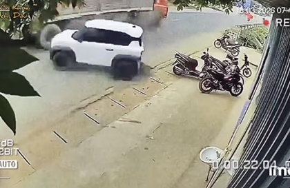 Clip TNGT: Lùi xe bất cẩn, tài xế khiến