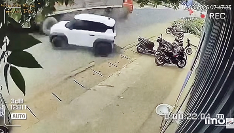 Clip TNGT: Lùi xe bất cẩn, tài xế khiến 