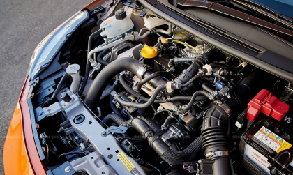 Xe Nissan Almera chuyển số bị tăng vòng tua có phải bị òa ga?