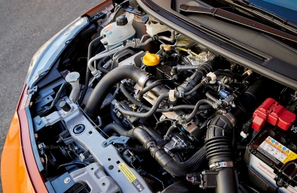 Xe Nissan Almera chuyển số bị tăng vòng tua có phải bị òa ga?