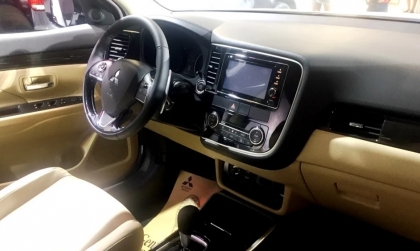 Xin tư vấn về màn hình xe Mitsubishi Outlander ạ?