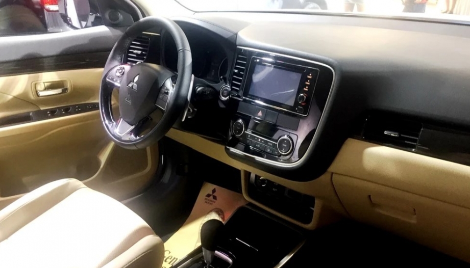 Xin tư vấn về màn hình xe Mitsubishi Outlander ạ?