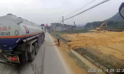 Ý thức Giao thông: Tài xế xe bồn chở xăng tạt đầu, đánh lái chặn đầu xe khác