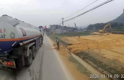 Ý thức Giao thông: Tài xế xe bồn chở xăng tạt đầu, đánh lái chặn đầu xe khác