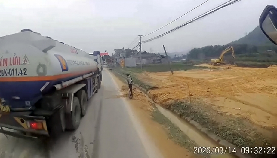 Ý thức Giao thông: Tài xế xe bồn chở xăng tạt đầu, đánh lái chặn đầu xe khác