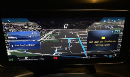 Sao xe GLC của em bị báo yếu bình liên tục thế này?