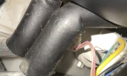 Mazda2 bị rỉ nước chỗ này có sao không các bác?