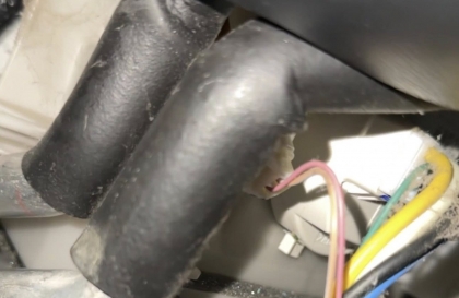 Mazda2 bị rỉ nước chỗ này có sao không các bác?