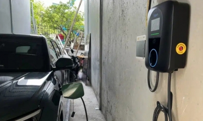 Có thể xịt nước vào cổng sạc Vf7 để vệ sinh không?