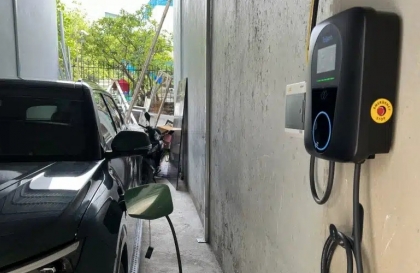 Có thể xịt nước vào cổng sạc Vf7 để vệ sinh không?