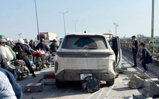 Ảnh TNGT: Mất lái, tài xế VinFast Limo Green hạ gục hàng loạt dải phân cách trên cầu Thanh Trì