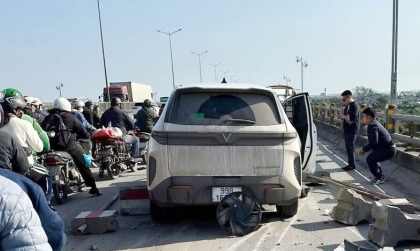 Ảnh TNGT: Mất lái, tài xế VinFast Limo Green hạ gục hàng loạt dải phân cách trên cầu Thanh Trì