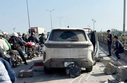 Ảnh TNGT: Mất lái, tài xế VinFast Limo Green hạ gục hàng loạt dải phân cách trên cầu Thanh Trì