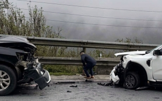 Clip TNGT: Lấn làn khi leo đèo Ô Quý Hồ, Toyota Land Cruiser đấu đầu cùng Ford Ranger