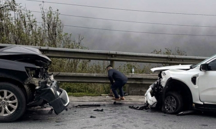 Clip TNGT: Lấn làn khi đổ đèo Ô Quý Hồ, Toyota Land Cruiser đấu đầu cùng Ford Ranger