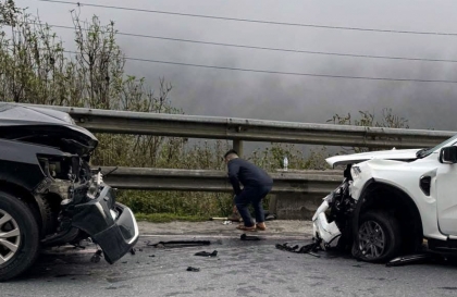 Clip TNGT: Lấn làn khi leo đèo Ô Quý Hồ, Toyota Land Cruiser đấu đầu cùng Ford Ranger