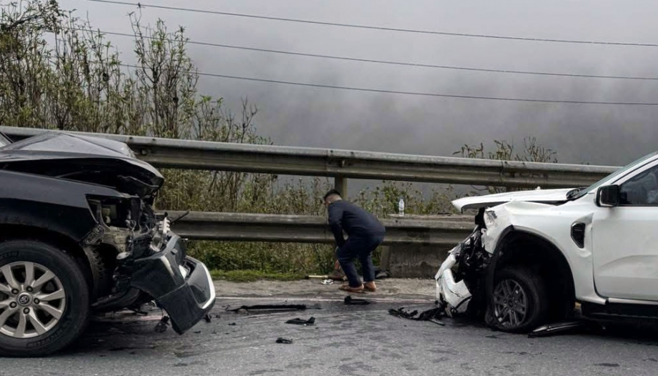 Clip TNGT: Lấn làn khi đổ đèo Ô Quý Hồ, Toyota Land Cruiser đấu đầu cùng Ford Ranger